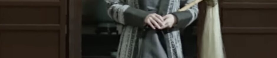 Screenshot of character in drama "Eternal Love" dressed as Taoist teacher, carrying a horsetail whisk - a rod she carries over her arm, the end of which has an amount of long, white horse tail hair attached.